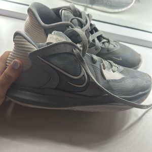 Kyries 5s (basketball shoes) (mens 5.5)